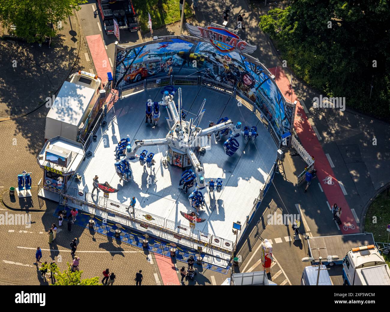 Vue aérienne, foire de l'Ascension sur Berger Straße à Saalbau Witten, carrousel Jetlag, Witten, région de la Ruhr, Rhénanie du Nord-Westphalie, Allemagne, photo aérienne, ASC Banque D'Images