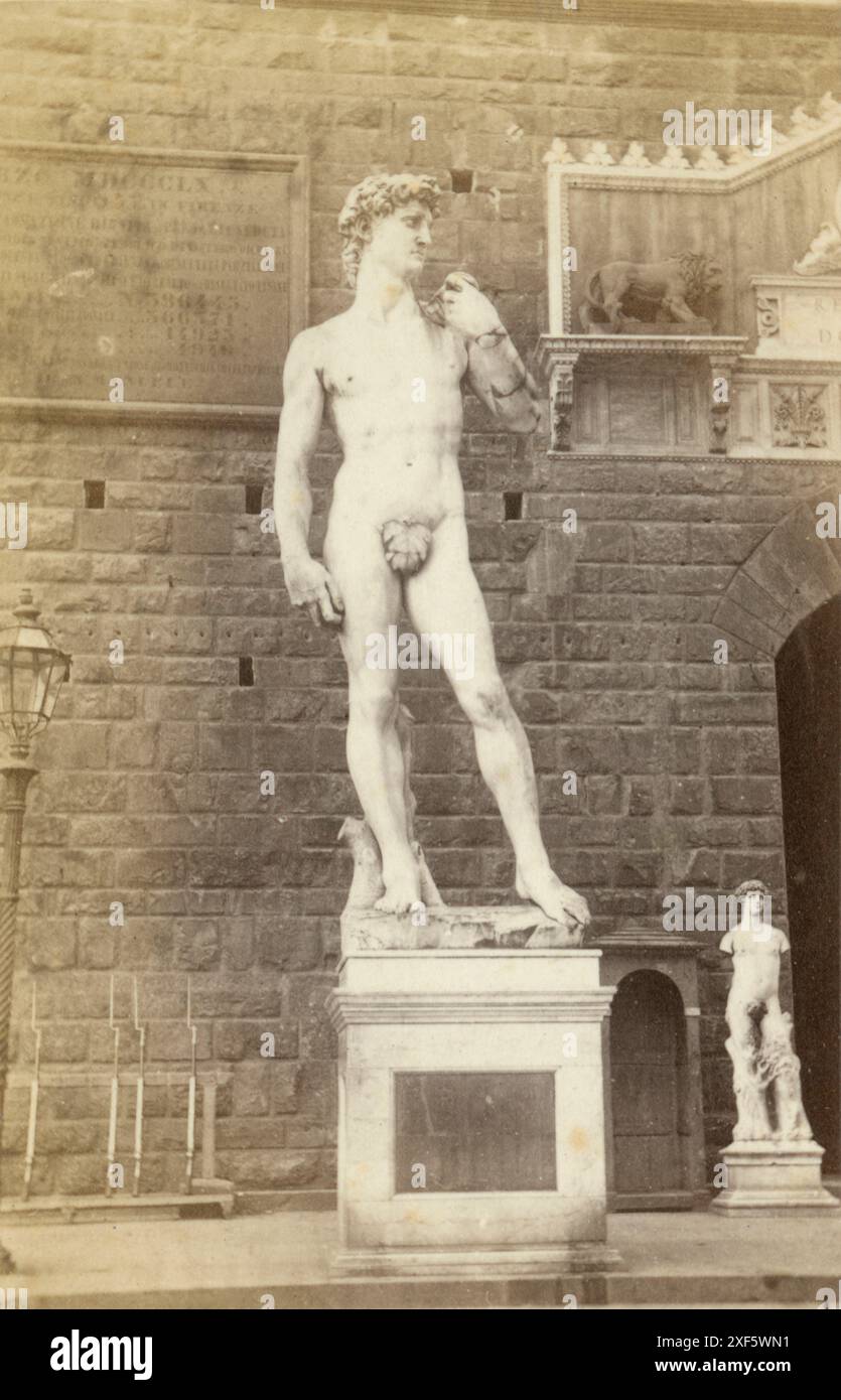 Antique circa 1867 carte de visite photographie, David au Palazzo della Signoria à Florence, Italie. David est un chef-d'œuvre de la sculpture italienne de la Renaissance, créé de 1501 à 1504 par Michel-Ange. SOURCE : CDV ORIGINAL Banque D'Images