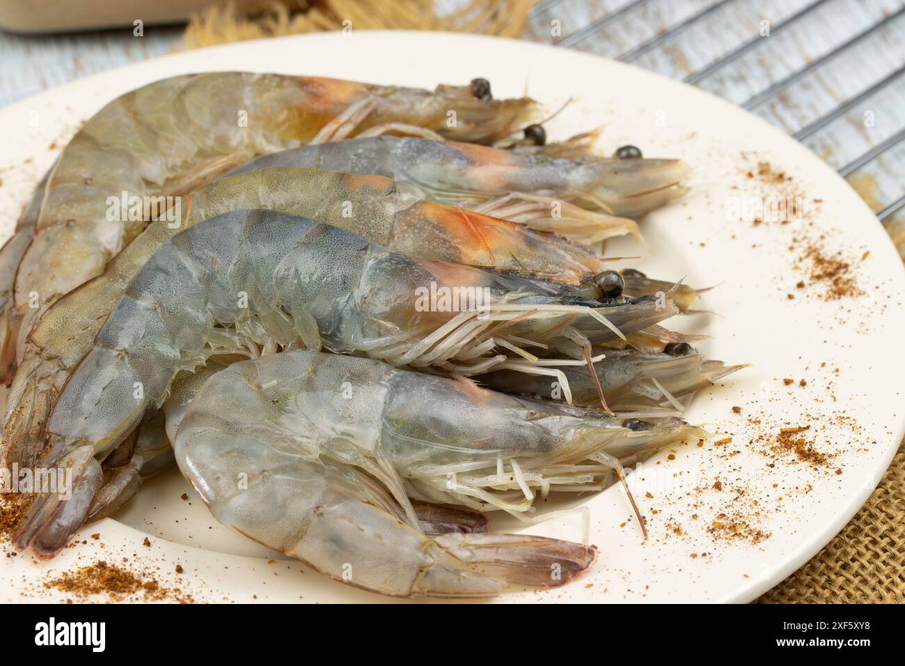 crevettes crues, gros plan, sur une assiette Banque D'Images