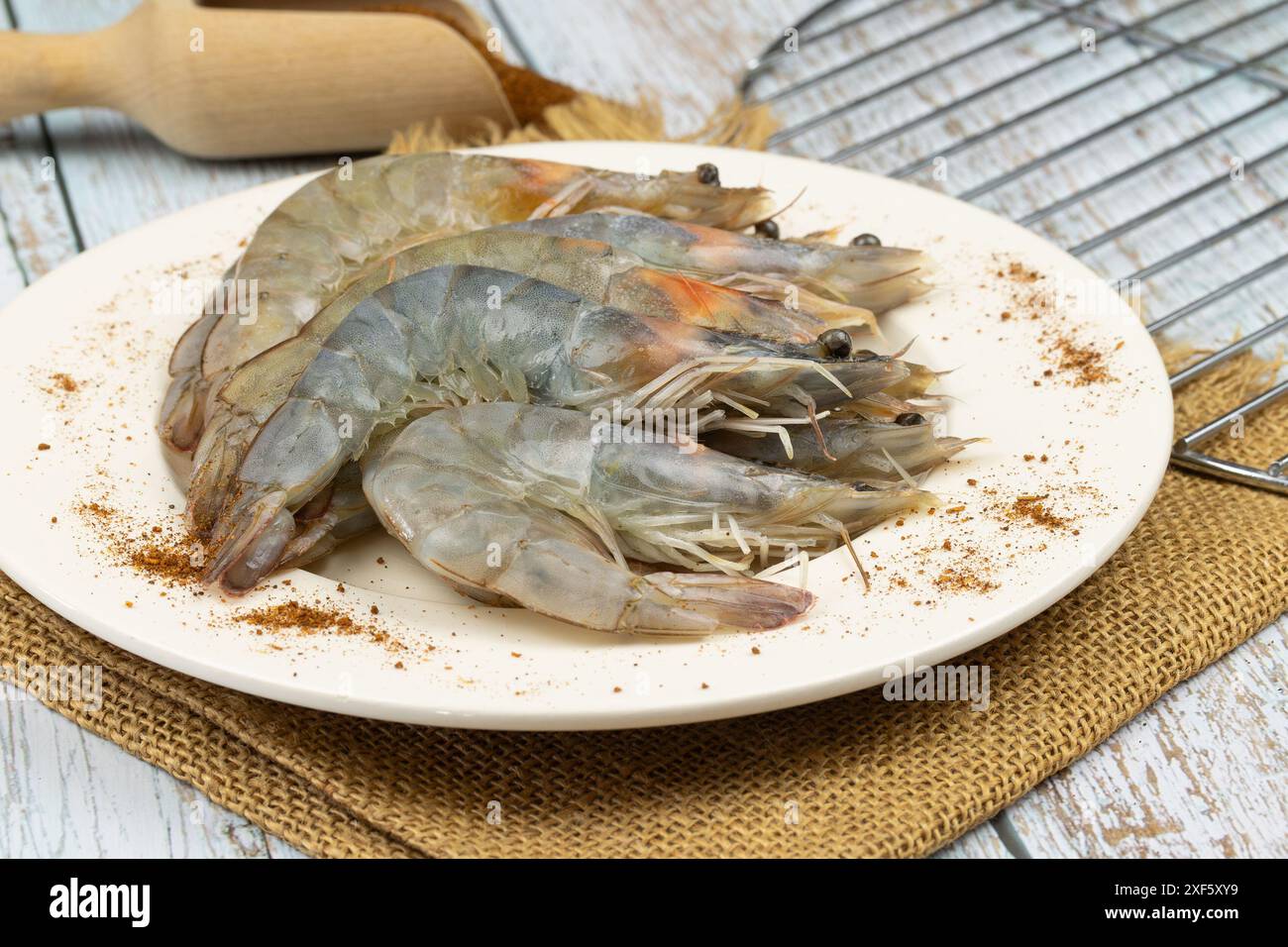 crevettes crues, gros plan, sur une assiette Banque D'Images