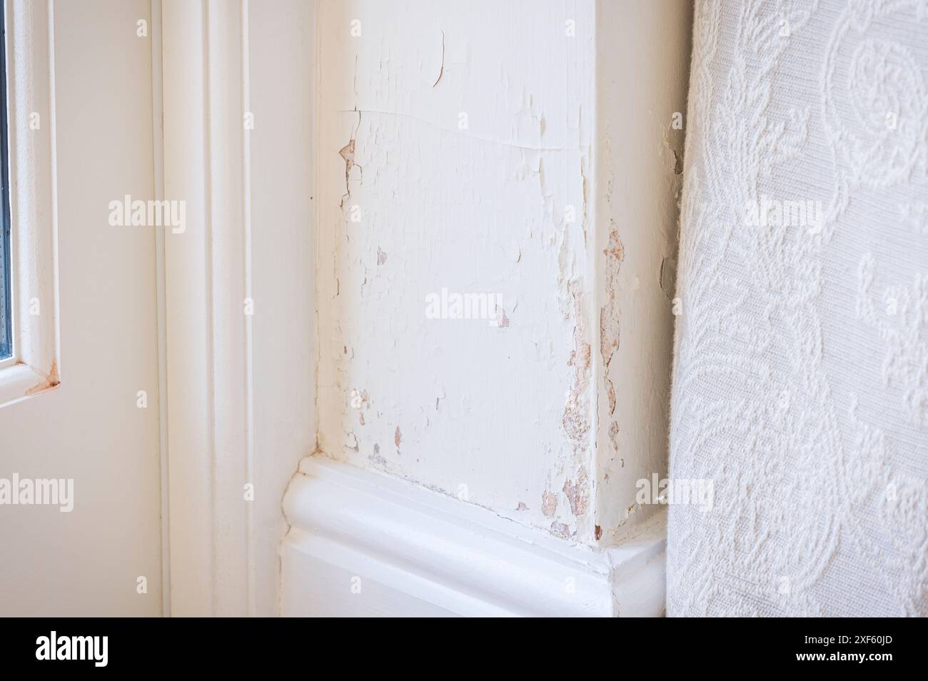 Pénétration humide (montée d'humidité) dans un mur de briques solides provoquant l'écaillage de la peinture. Intérieur de la maison UK. Banque D'Images