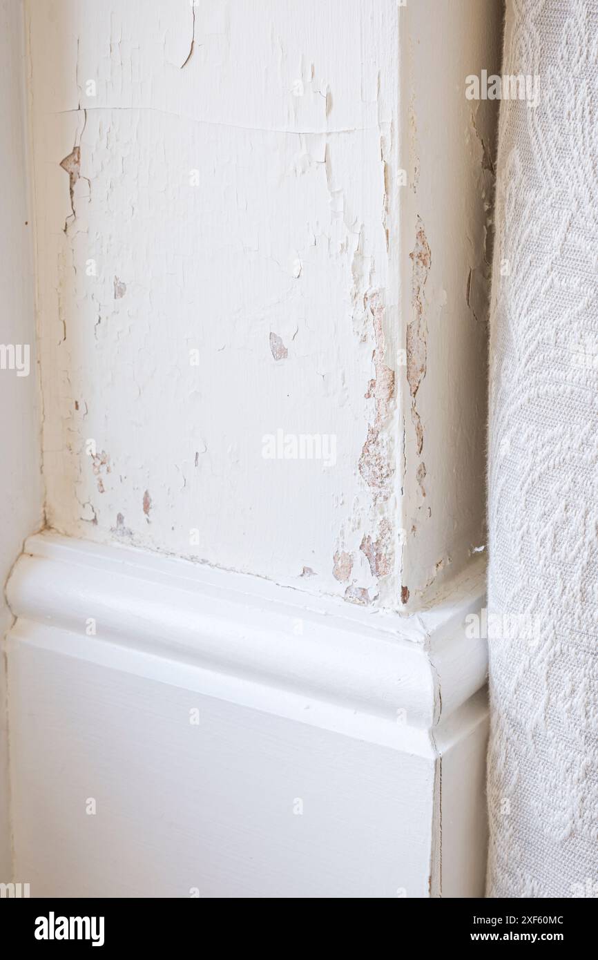 Pénétration humide (montée d'humidité) dans un mur de briques solides provoquant l'écaillage de la peinture. Intérieur de la maison UK. Banque D'Images