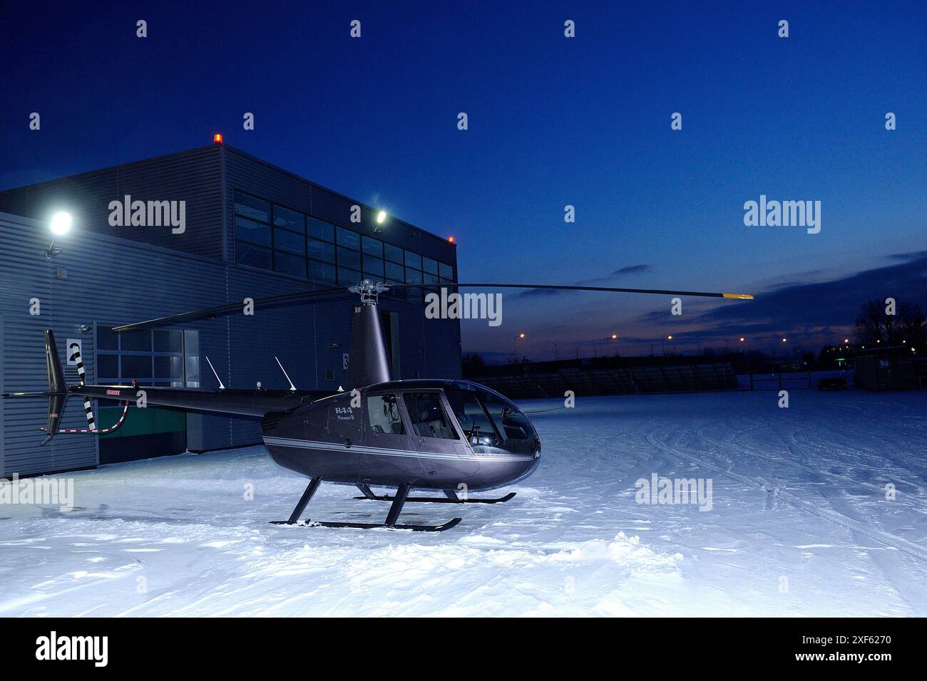 Robinson R44, hélicoptère, transport aérien, rouge, navigation, cockpit, pilote, Robinson Helicopter Company, Robinson Raven R44, Robinson R44 Banque D'Images