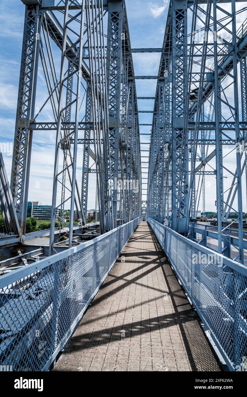 Le Newport Southbank Bridge, également connu sous le nom de Purple People Bridge, relie Newport, Kentucky, au centre-ville de Cincinnati, Ohio Banque D'Images