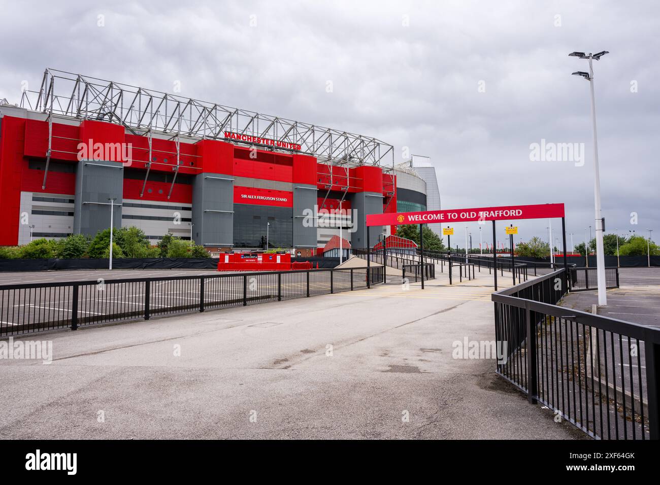 Manchester Trafford UK 29 juin 2024.vue extérieure du stade Old Trafford avec une bannière rouge de bienvenue par temps nuageux. Banque D'Images