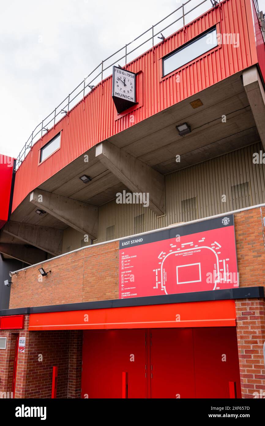 Manchester Trafford UK 29 juin 2024. Vue extérieure d'une entrée du stade avec des accents rouges vifs et un plan détaillé affiché. Banque D'Images