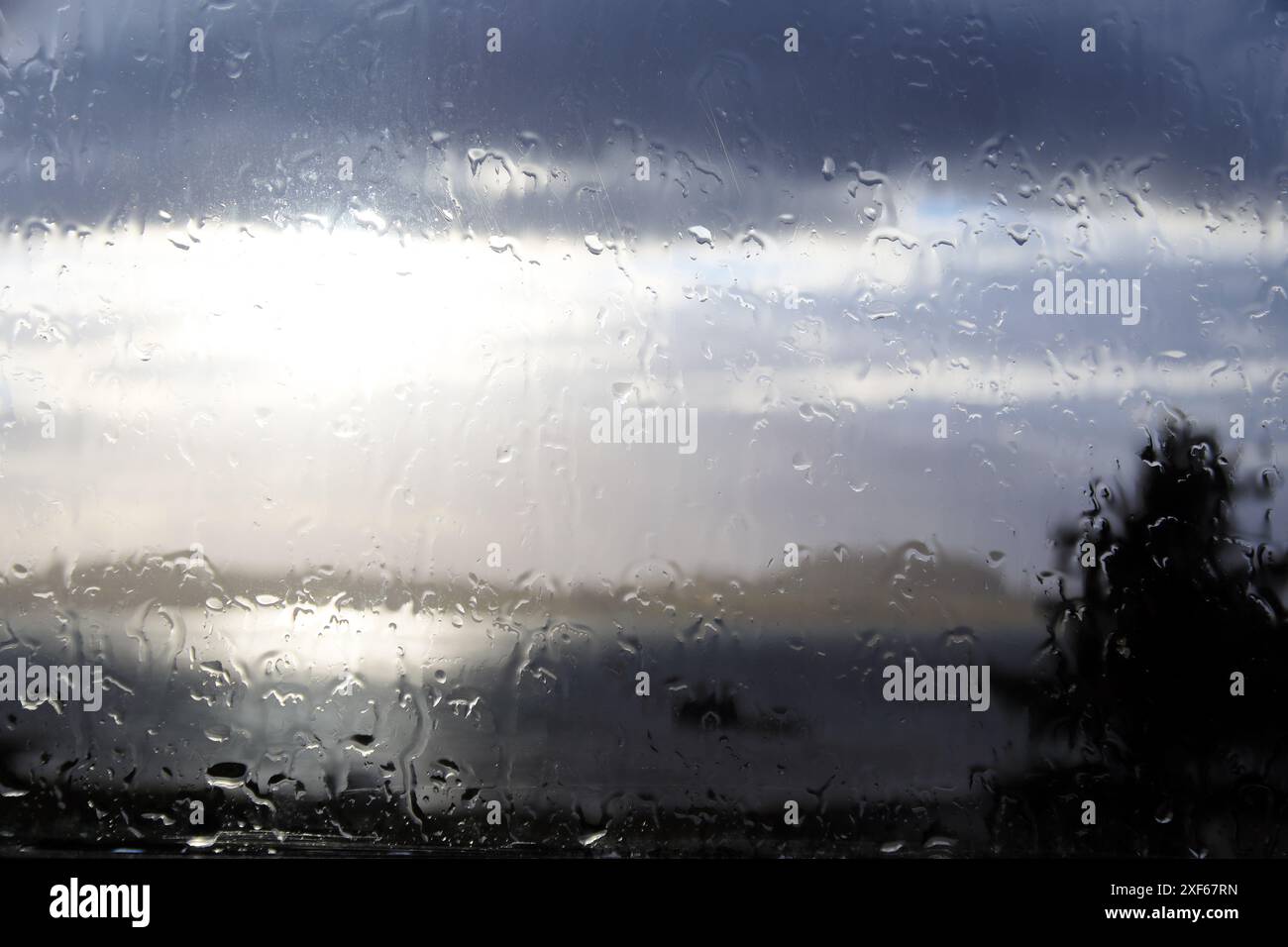 Gouttes de pluie coulant sur une vitre Banque D'Images