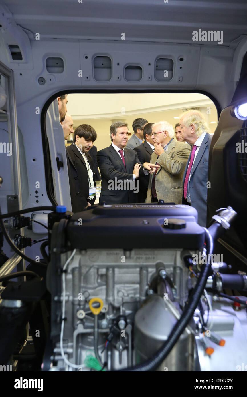 Le ministre de l'industrie du Gouvernement Basque Bernabe Unda au Congrès voitures vertes, voiture électrique de recherche, Vitoria Gasteiz, Araba, Comte basque Banque D'Images