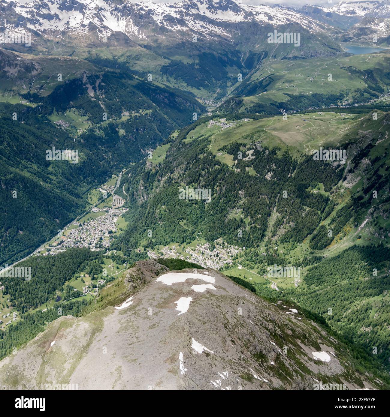 Paysage terrestre aérien, à partir d'un planeur, avec le village de Campodolcino au S. Vallée de Giacomo, tourné du sud-est dans la lumière de l'été, Alpes, Sondrio, Lom Banque D'Images