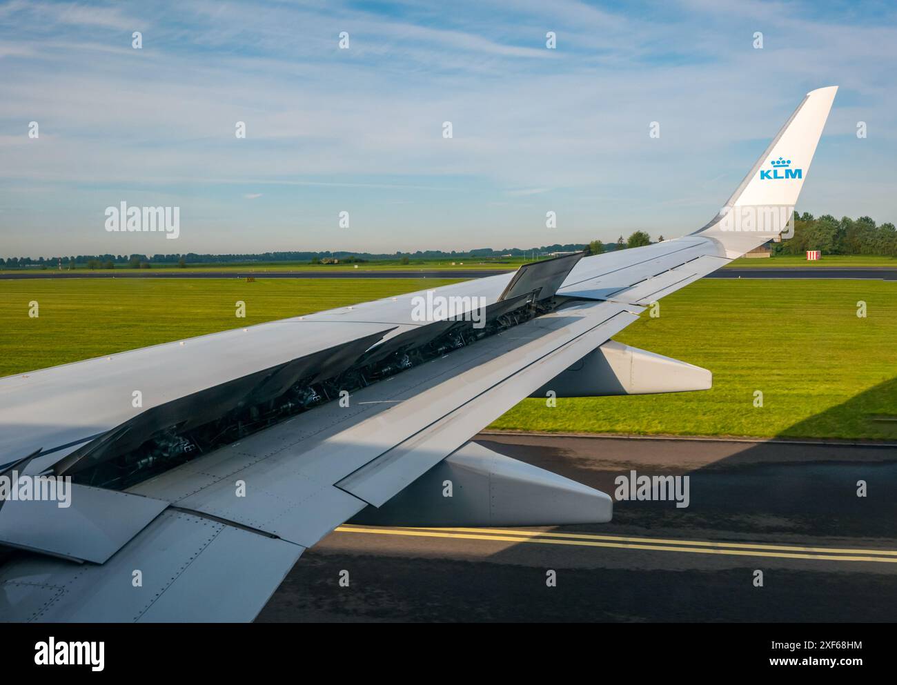 Vue depuis la fenêtre de l'avion KLM de l'avion atterrissant sur la piste, aéroport Amserdam Schiphol, pays-Bas, Europe Banque D'Images