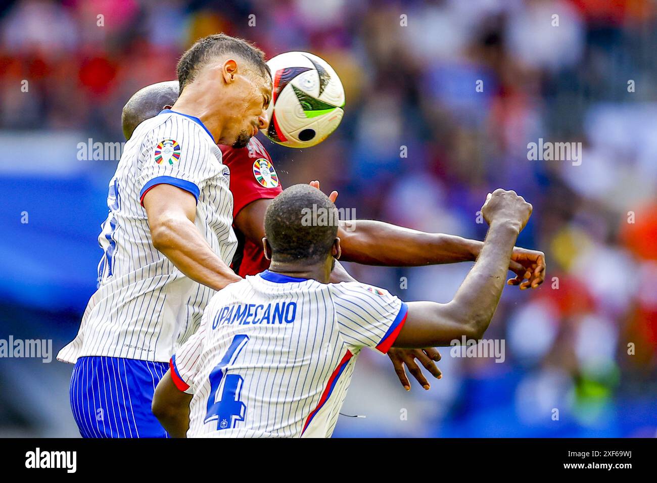 Dusseldorf, Allemagne. 01 juillet 2024. DUSSELDORF, Dusseldorf Arena, 01-07-2024, Championnat d'Europe de Football Euro2024, manche du 16e match no.42 entre la France et la Belgique, le joueur français William Saliba, le joueur belge Romelu Lukaku et le joueur français Dayot Upamecano (photo Pro Shots/SIPA USA) crédit : SIPA US/Alamy Live News Banque D'Images