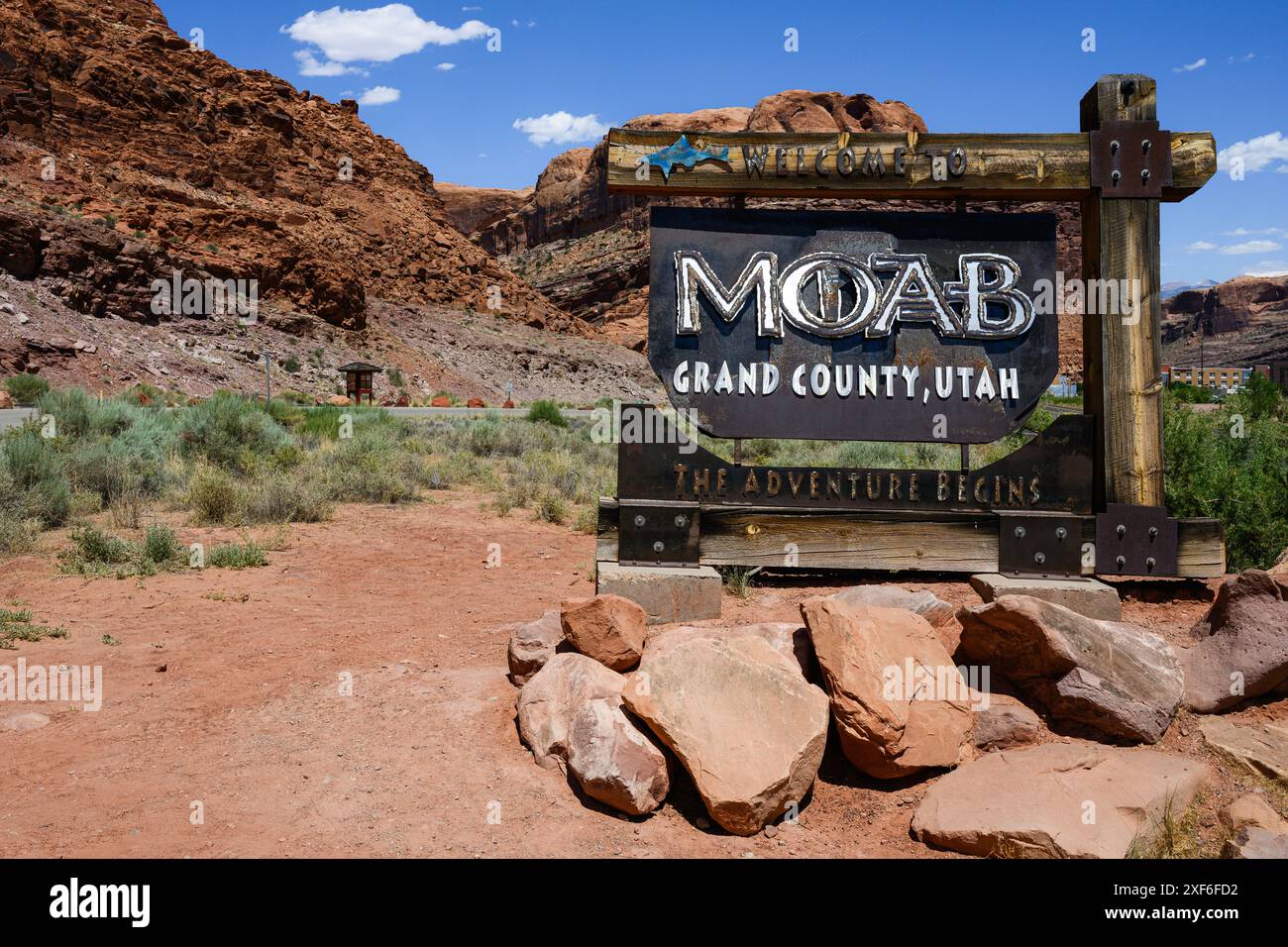 Moab, UT, USA - 11 juin 2024 ; signe de bienvenue dans le paysage de Moab Grand County Utah avec des roches rouges Banque D'Images