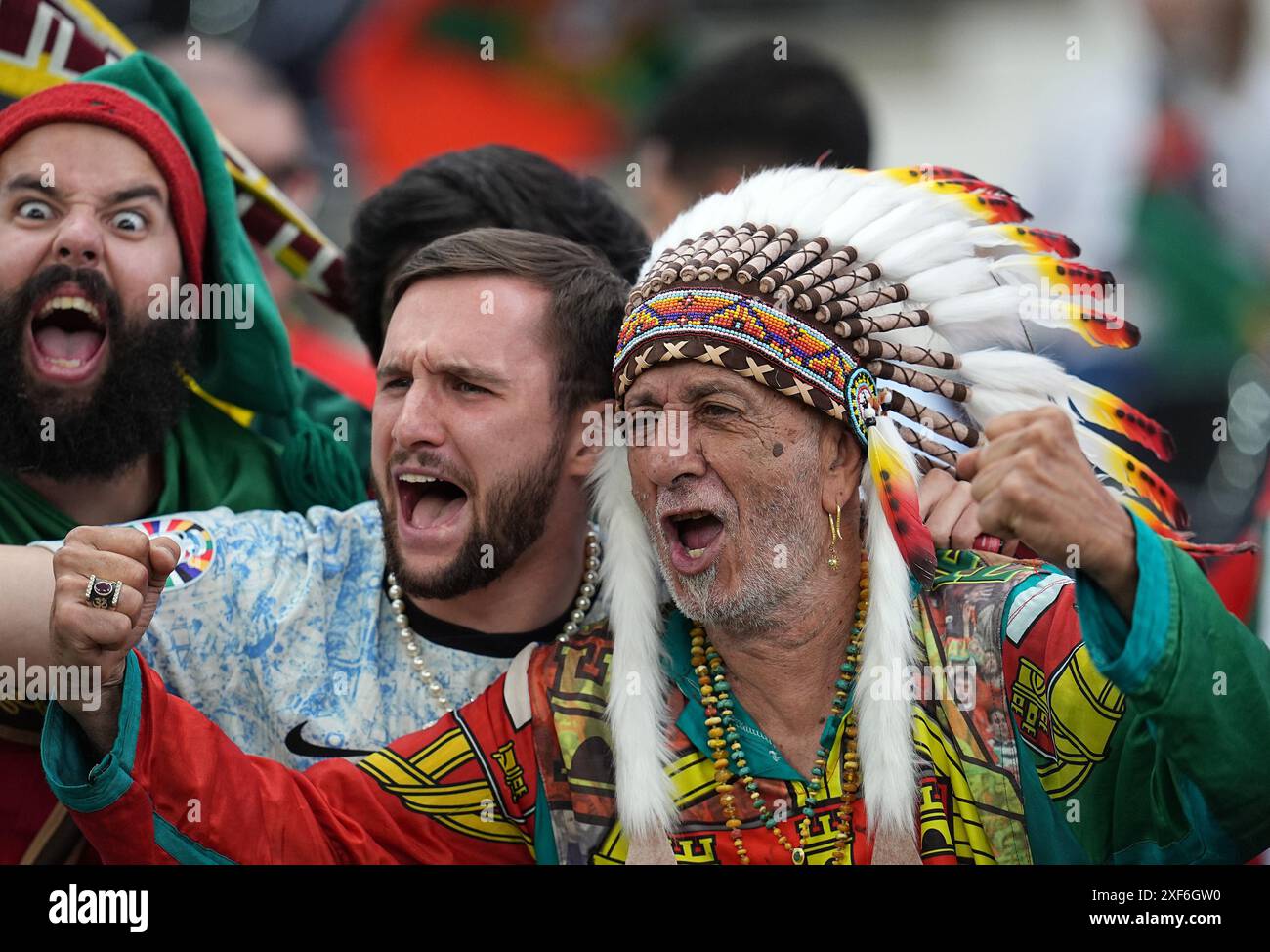 Hesse, Francfort, Allemagne. 01 juillet 2024, Hesse, Francfort-sur-le-main : Football : Championnat d'Europe, Portugal - Slovénie, finale, manche 16, Frankfurt Arena, les spectateurs costumés acclament avant le match. Photo : Uwe Anspach/dpa crédit : dpa Picture alliance/Alamy Live News Banque D'Images