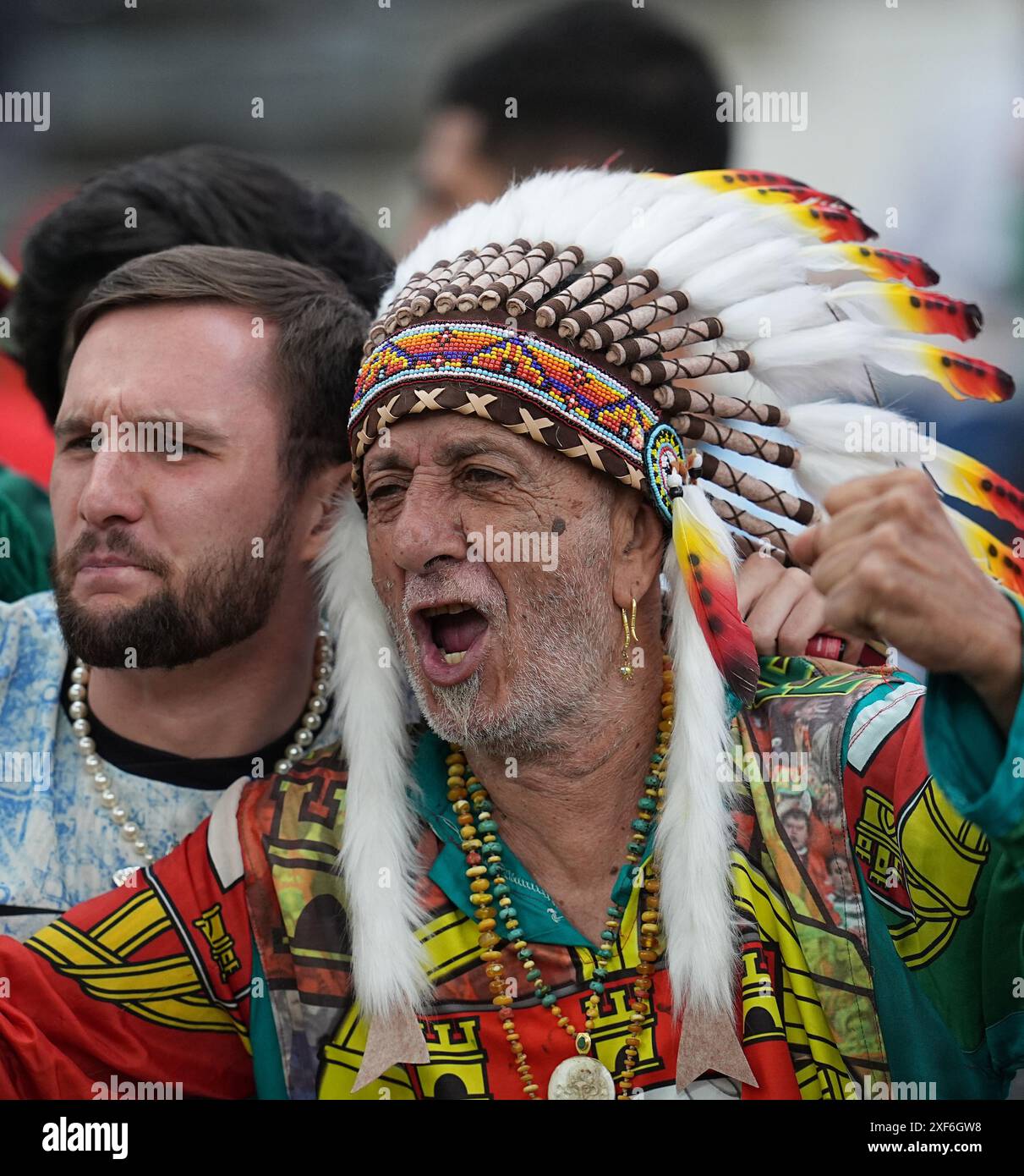 Hesse, Francfort, Allemagne. 01 juillet 2024, Hesse, Francfort-sur-le-main : Football : Championnat d'Europe, Portugal - Slovénie, finale, manche 16, Frankfurt Arena, les spectateurs costumés acclament avant le match. Photo : Uwe Anspach/dpa crédit : dpa Picture alliance/Alamy Live News Banque D'Images