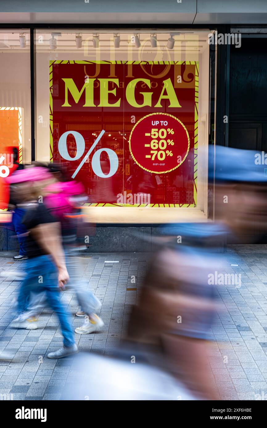 Bruxelles, Belgique. 01 juillet 2024. Un panneau publicitaire de rabais est vu lors du début officiel des soldes d'été, lundi 01 juillet 2024 à Nieuwstraat, Bruxelles. BELGA PHOTO JONAS ROOSENS crédit : Belga News Agency/Alamy Live News Banque D'Images