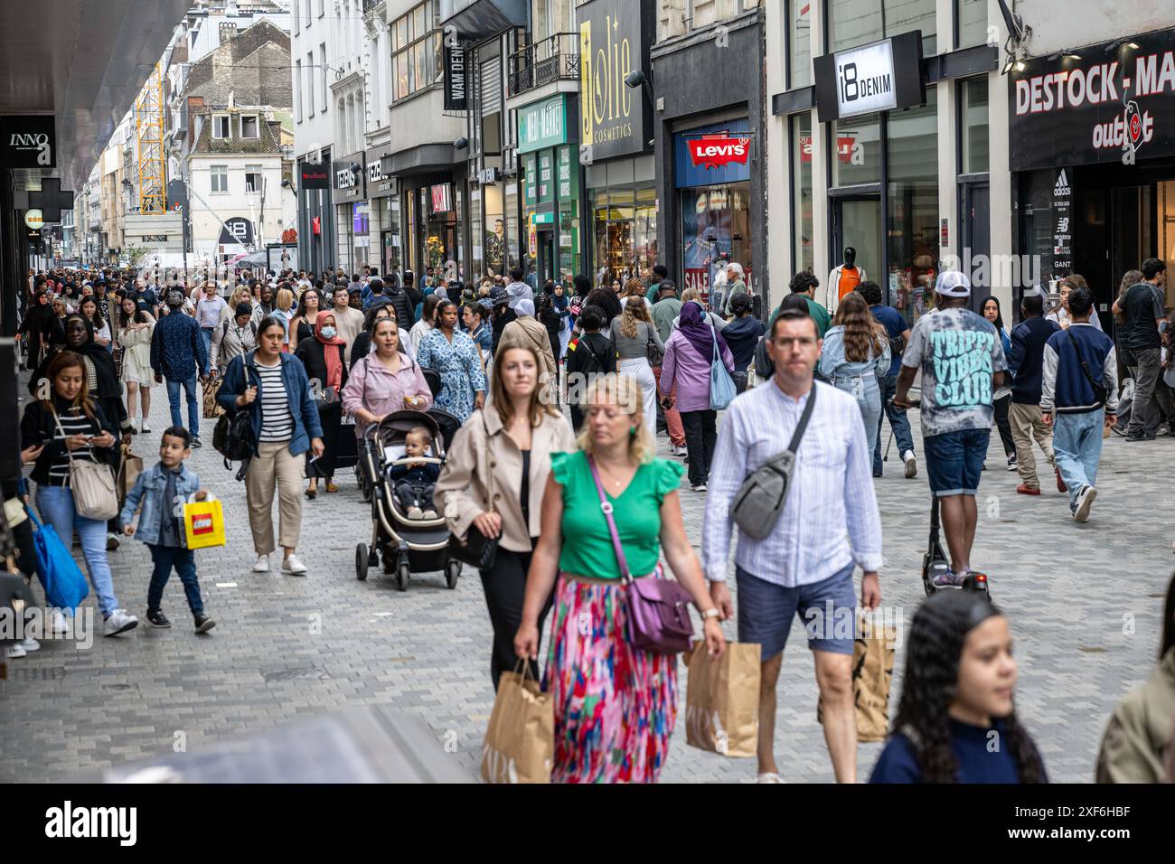 Bruxelles, Belgique. 01 juillet 2024. Des gens sont vus dans une rue commerçante lors du début officiel des soldes d’été, lundi 01 juillet 2024 à Nieuwstraat, Bruxelles. BELGA PHOTO JONAS ROOSENS crédit : Belga News Agency/Alamy Live News Banque D'Images