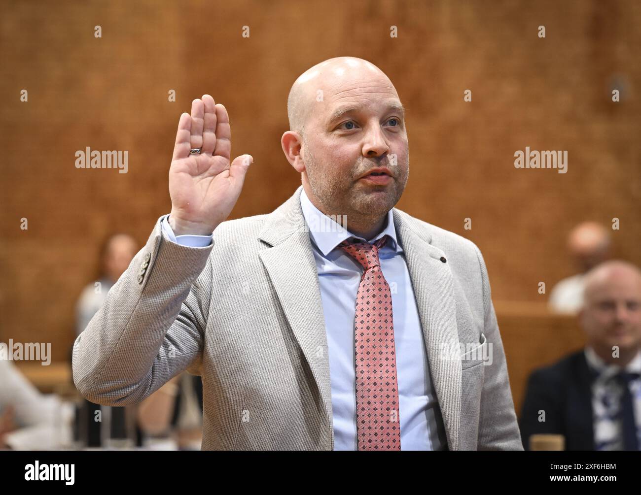 Eupen, Belgique. 01 juillet 2024. Un député non identifié prête serment sur la photo lors d'une session plénière pour installer le parlement nouvellement élu de la Deutschsprachige Gemeinschaft Belgiens (Communauté germanophone de Belgique) à Eupen le lundi 01 juillet 2024. BELGA PHOTO JOHN THYS crédit : Belga News Agency/Alamy Live News Banque D'Images