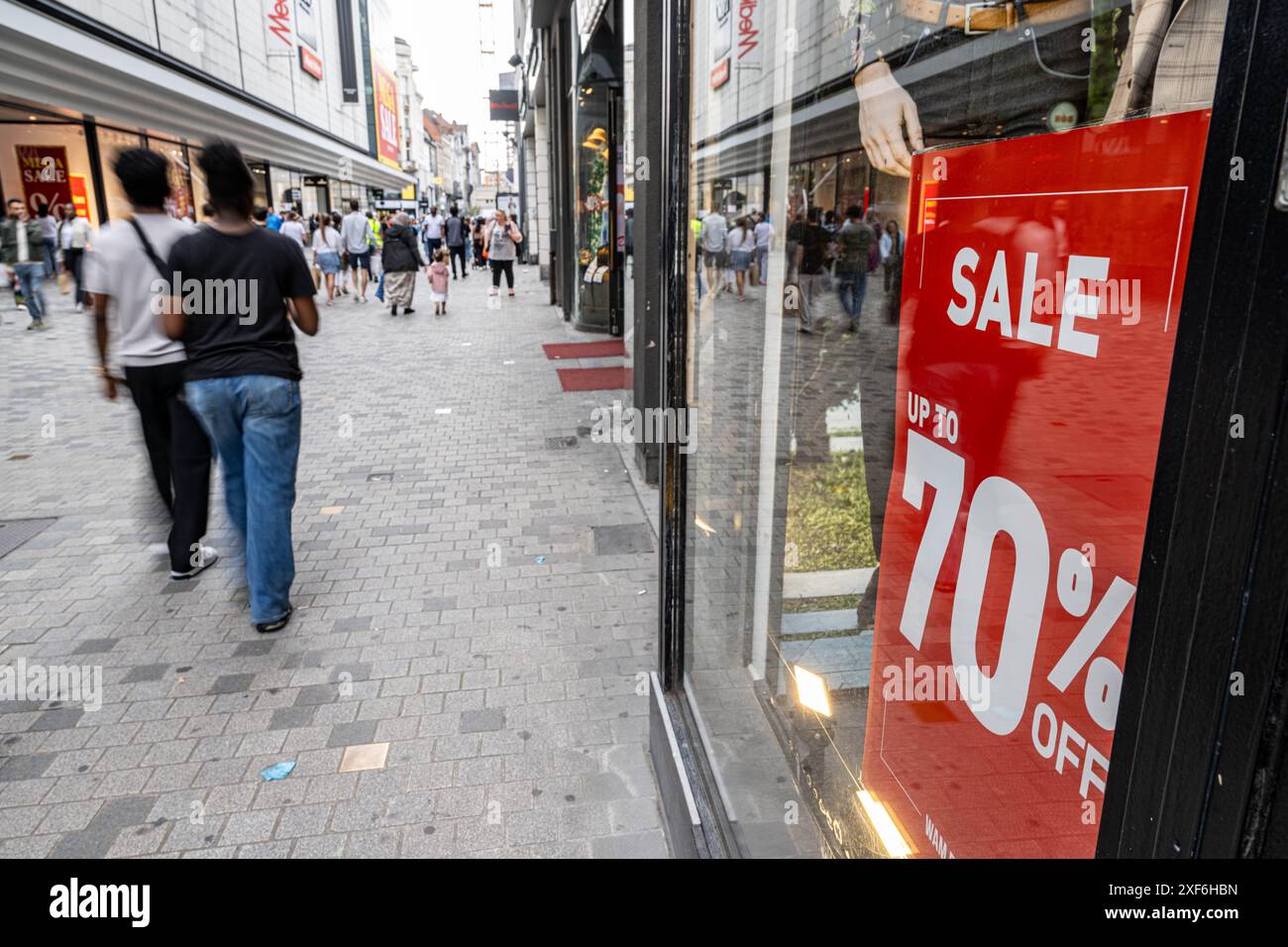 Bruxelles, Belgique. 01 juillet 2024. Un panneau publicitaire de rabais est vu lors du début officiel des soldes d'été, lundi 01 juillet 2024 à Nieuwstraat, Bruxelles. BELGA PHOTO JONAS ROOSENS crédit : Belga News Agency/Alamy Live News Banque D'Images