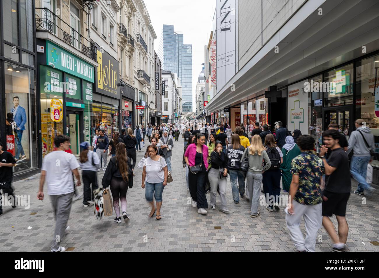 Bruxelles, Belgique. 01 juillet 2024. Des gens sont vus dans une rue commerçante lors du début officiel des soldes d’été, lundi 01 juillet 2024 à Nieuwstraat, Bruxelles. BELGA PHOTO JONAS ROOSENS crédit : Belga News Agency/Alamy Live News Banque D'Images