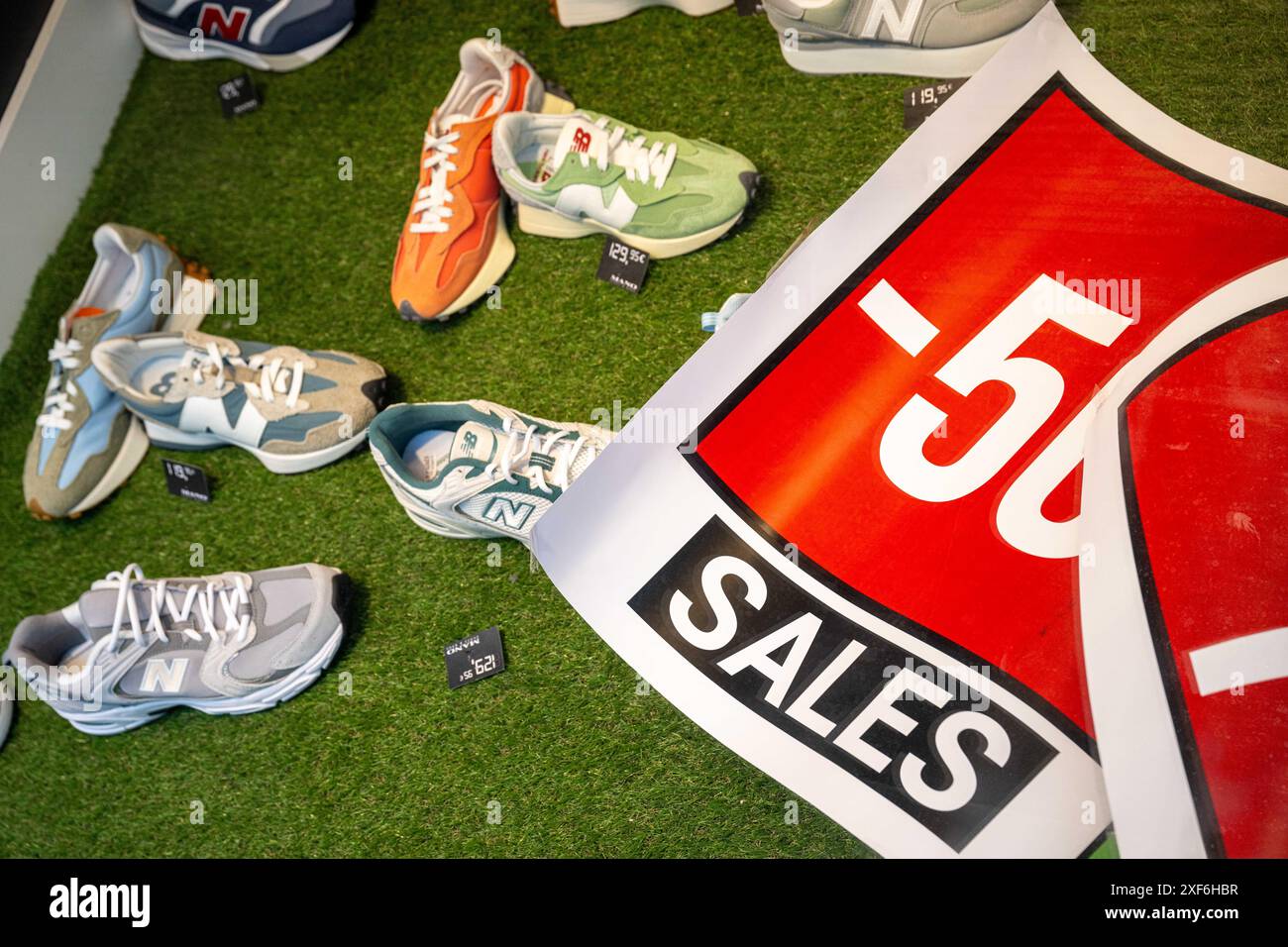 Bruxelles, Belgique. 01 juillet 2024. Un panneau publicitaire de rabais est vu lors du début officiel des soldes d'été, lundi 01 juillet 2024 à Nieuwstraat, Bruxelles. BELGA PHOTO JONAS ROOSENS crédit : Belga News Agency/Alamy Live News Banque D'Images