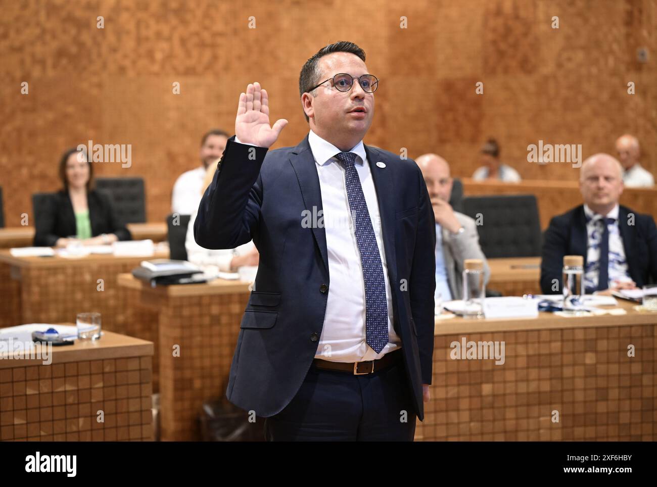 Eupen, Belgique. 01 juillet 2024. Un député non identifié prête serment sur la photo lors d'une session plénière pour installer le parlement nouvellement élu de la Deutschsprachige Gemeinschaft Belgiens (Communauté germanophone de Belgique) à Eupen le lundi 01 juillet 2024. BELGA PHOTO JOHN THYS crédit : Belga News Agency/Alamy Live News Banque D'Images