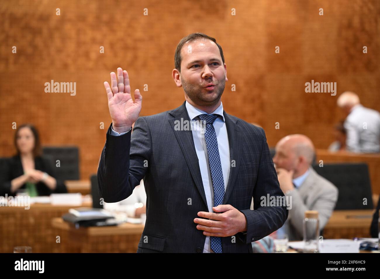 Eupen, Belgique. 01 juillet 2024. Ralph Schroder prête serment sur la photo lors d'une session plénière pour installer le parlement nouvellement élu de la Deutschsprachige Gemeinschaft Belgiens (Communauté germanophone de Belgique) à Eupen le lundi 1er juillet 2024. BELGA PHOTO JOHN THYS crédit : Belga News Agency/Alamy Live News Banque D'Images