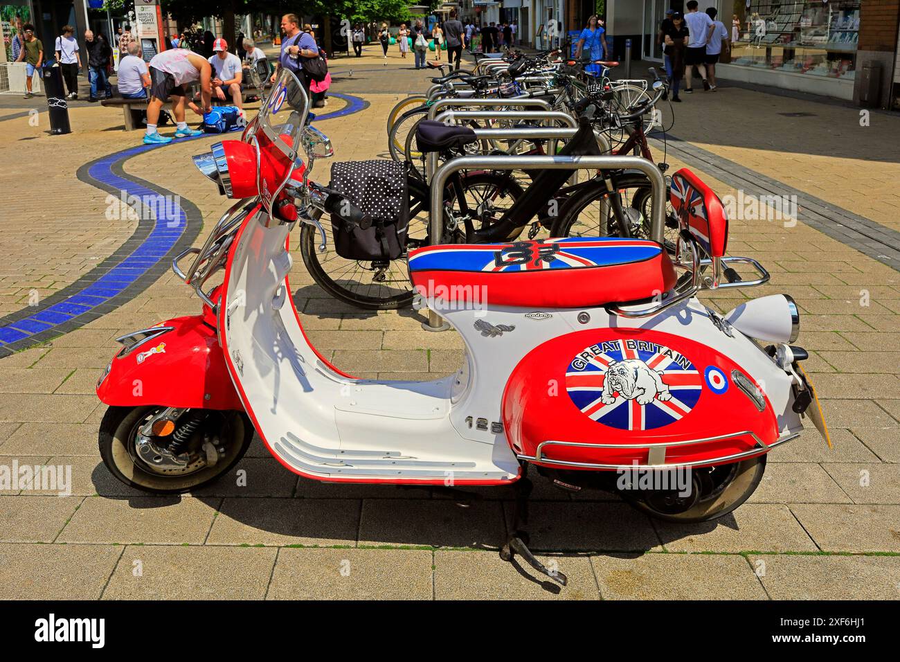 Scooter intelligent bien entretenu avec peinture sur le thème English/The Jam Banque D'Images