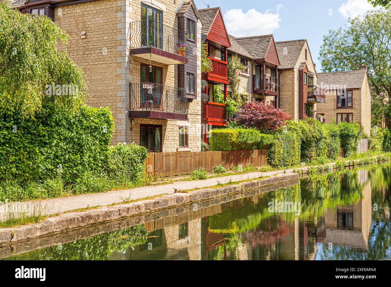 Propriétés en bord de canal à Bowbridge Lock sur la navigation de Stroudwater dans les vallées de Stroud, Gloucestershire, Angleterre Royaume-Uni Banque D'Images