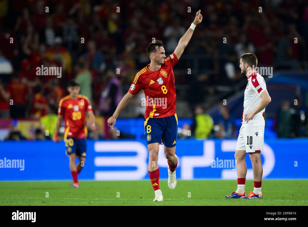 Cologne, Allemagne. 30 juin 2024. Fabian Ruiz, d’Espagne, célèbre après avoir marqué un but d’une tête alors que Giorgi Chakvetadze, de Géorgie, semble abattu lors de la manche de 16 matchs de football de l’UEFA EURO 2024 entre l’Espagne et la Géorgie. Crédit : Nicolò Campo/Alamy Live News Banque D'Images