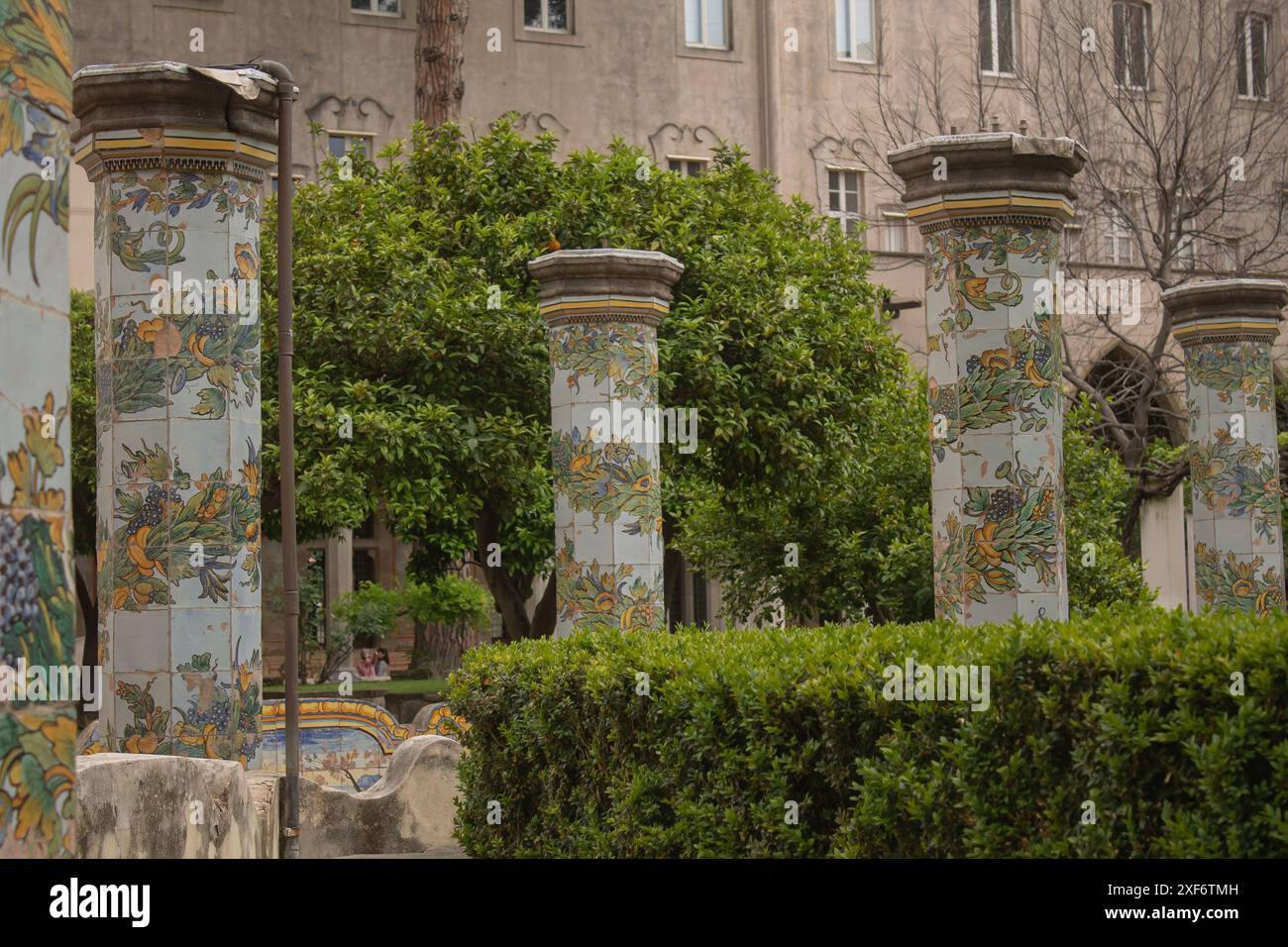 Beaux piliers carrelés avec de belles décorations sur des maïs plaqués dans le jardin du cloître du monastère de Santa Chiara, Naples, Italie. Vacances en Italie Banque D'Images