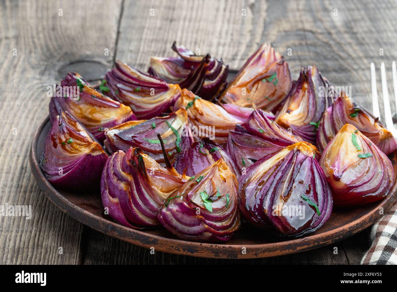 Délicieux oignons caramélisés au vinaigre balsamique au thym Banque D'Images