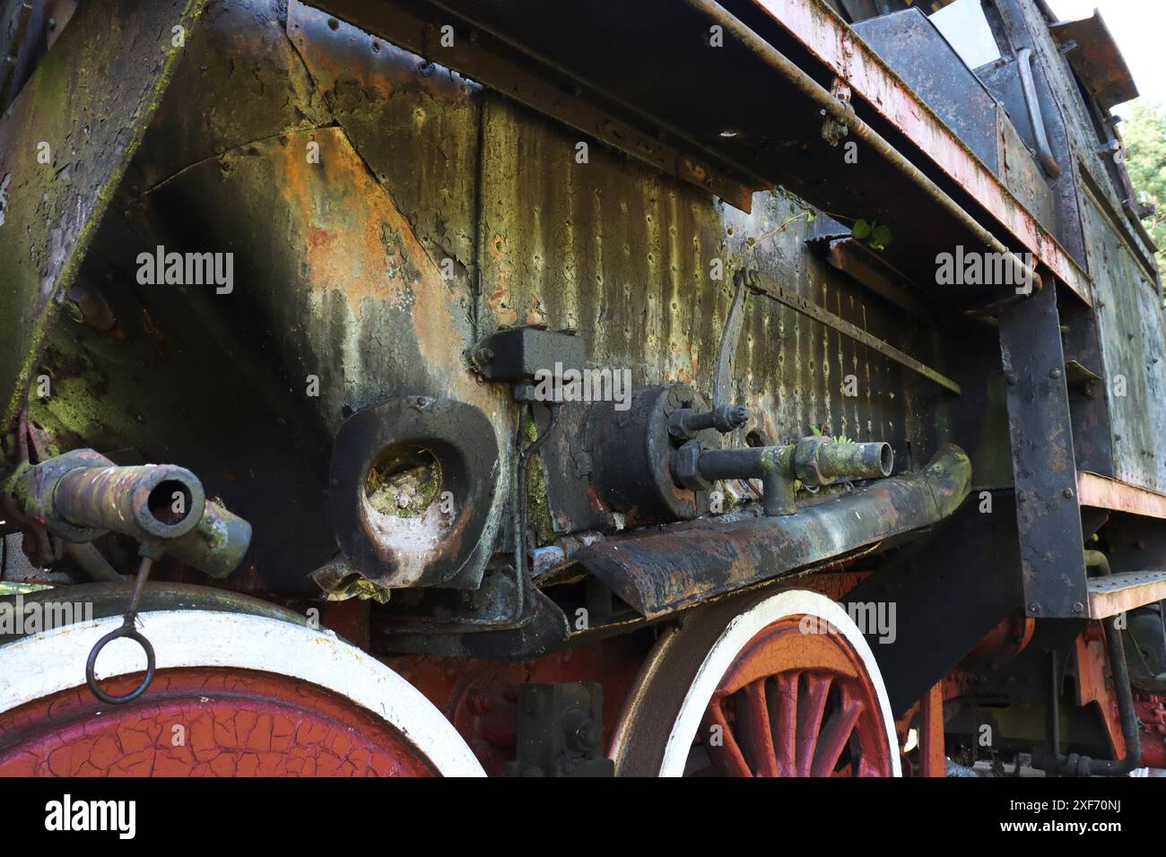 Châssis d'une ancienne locomotive à vapeur. Châssis d'une ancienne locomotive à vapeur... fragment de la paroi et du châssis d'une locomotive rétro abandonnée. Banque D'Images