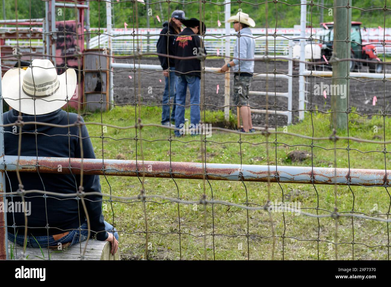 Jeunes et vieux cow-boys indiens au Mini Thni Indian Rodeo Chiniki Rodeo Grounds à Morley Alberta Canada Banque D'Images