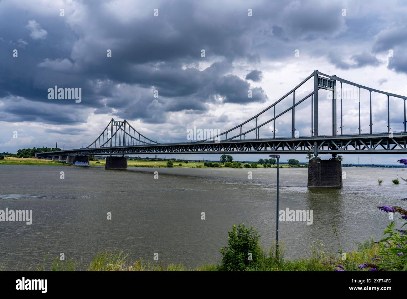 Die Krefeld-Uerdinger Brücke über den Rhein, zwischen Krefeld und Duisburg, Bundesstraße von 1936, 858 Meter lang, Brückenschäden B228, weist schwere eingeschränkter auf, Brücke Verkehr auf der Rheinbrücke, soll ersetzte werden, NRW, Deutschland, Krefeld-Uerdinger Zügelgurtbrücke *** le pont Krefeld Uerdingen sur le Rhin, entre Krefeld et Duisburg, rein ceinture pont de 1936, 858 mètres de long, route fédérale B228, montre de graves dommages au pont, circulation restreinte sur le pont, à remplacer, NRW, Allemagne, Krefeld Uerdingen Rhin Bridge Banque D'Images