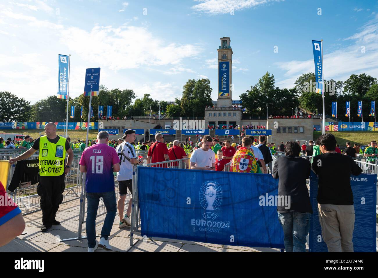 LEIPZIG, ALLEMAGNE - 18 JUIN 2024 : Euro 2024 Groupe F match Portugal vs Tchéquie. Stewards et fans à l'entrée du stade. Banque D'Images