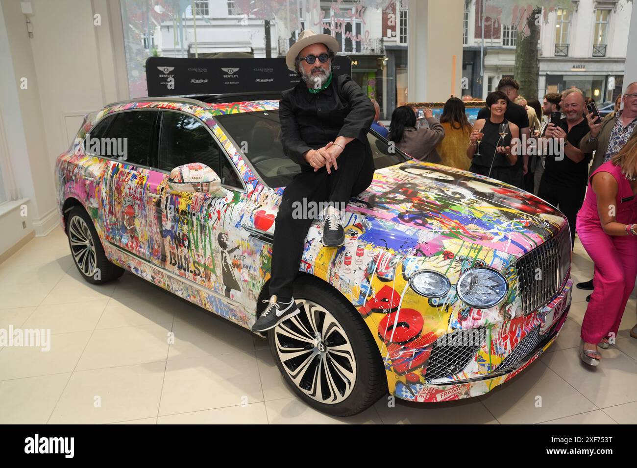 L'artiste de rue Mr Brainwash assiste au dévoilement de son travail chez Jack Barclay Bentley dans le centre de Londres. Date de la photo : lundi 1er juillet 2024. Banque D'Images