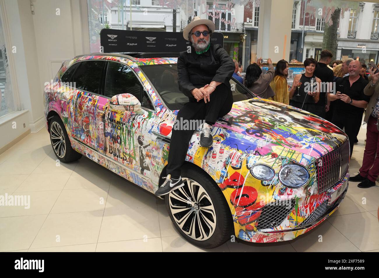 L'artiste de rue Mr Brainwash assiste au dévoilement de son travail chez Jack Barclay Bentley dans le centre de Londres. Date de la photo : lundi 1er juillet 2024. Banque D'Images