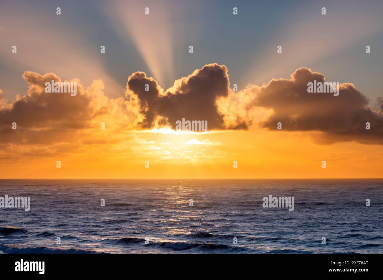 Nuages de coucher de soleil au-dessus de l'océan Pacifique au parc d'État Cape Disception, État de Washington, États-Unis. Banque D'Images