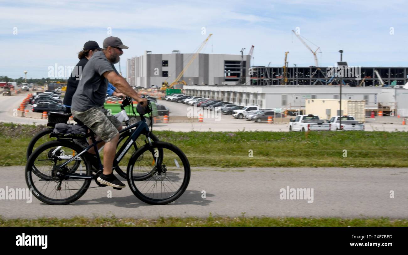 Mount Pleasant, Wisconsin, États-Unis. 1er juillet 2024. La construction du centre de données de Microsoft dans le village de Mount Pleasant, Wisconsin, se poursuit lundi 1er juillet 2024. Microsoft et le président Joe Biden ont annoncé près du site le 8 mai que la société investissait 3,3 milliards de dollars dans le centre de données et les initiatives d'IA connexes dans le sud-est du Wisconsin. Le site se trouve en face du campus de Foxconn, un projet qui n'a pas répondu aux attentes annoncées en 2018. © Â Mark Hertzberg (Credit image : © Mark Hertzberg/ZUMA Press Wire) USAGE ÉDITORIAL SEULEMENT! Non destiné à UN USAGE commercial ! Banque D'Images