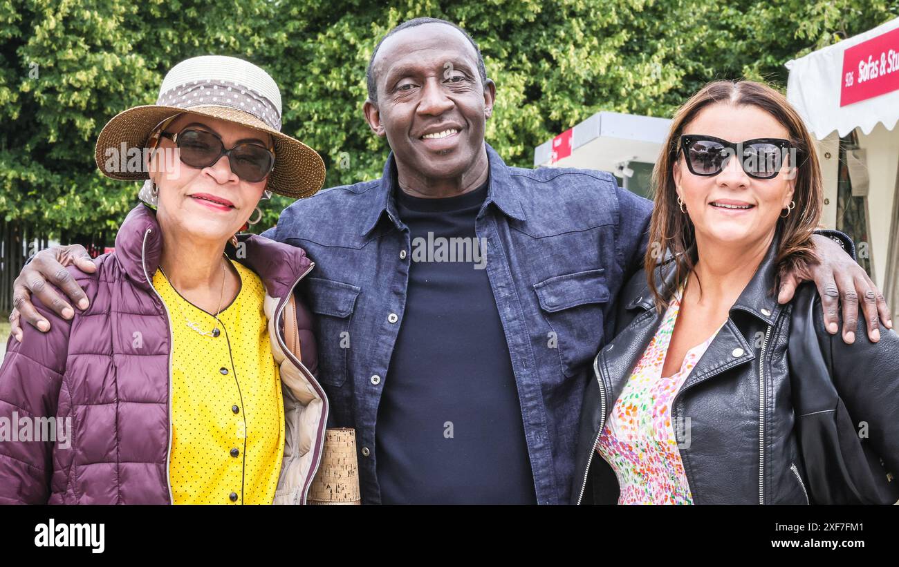 Londres, Royaume-Uni. 01 juillet 2024. Ancienne athlète Linford Christie en famille. Aperçu de presse au RHS Hampton court Palace Garden Festival (anciennement le Hampton court Flower Show). Le festival sera ouvert au public le mardi 2 juillet pour célébrer le meilleur du jardinage estival. Crédit : Imageplotter/Alamy Live News Banque D'Images