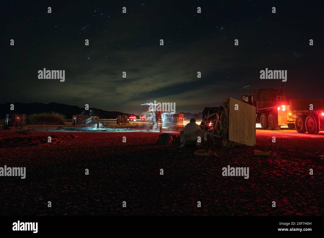 Les US Marines avec le 1er Bataillon de soutien à la distribution, le combat Logistics Regiment 1, le 1er Marine Logistics Group, collectent des cargaisons après un largage aérien pendant le cours d'instructeur d'armes et de tactiques 2-24 près de Yuma, Arizona, le 29 mars 2024. WTI est un cours avancé qui fournit une formation tactique pour améliorer et employer des armes et tactiques d'aviation avancées. (Photo du corps des Marines des États-Unis par le caporal Hannah Hollerud) Banque D'Images