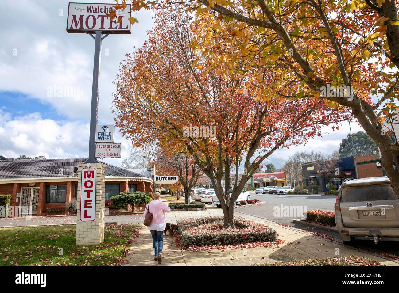 Walcha, ville australienne dans la région de la Nouvelle-Angleterre, modèle libéré femme marche devant Walcha Motel, NSW, Australie, 2024 Banque D'Images