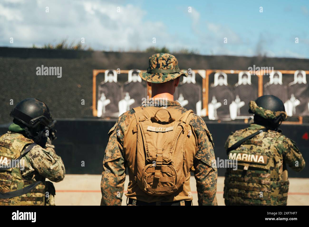 Le Sgt. Kyle Stark du corps des Marines des États-Unis, au centre, un chef d'escouade affecté à la Compagnie Bravo, Bataillon Landing Team 1/5, 15th Marine Expeditionary Unit, originaire de Floride, il occupe le poste d'officier de sécurité pour les Marines du corps d'infanterie navale mexicain menant un cours de tir lors d'une formation au tir réel dans le cadre de l'exercice Rim of the Pacific (RIMPAC) 2024, le 28 juin 2024. Les deux pays partenaires ont mené la formation pour améliorer leurs capacités de tir et accroître la cohésion. Vingt-neuf Nations, 40 navires de surface, trois sous-marins, 14 forces terrestres nationales, plus de 150 avions, et Banque D'Images