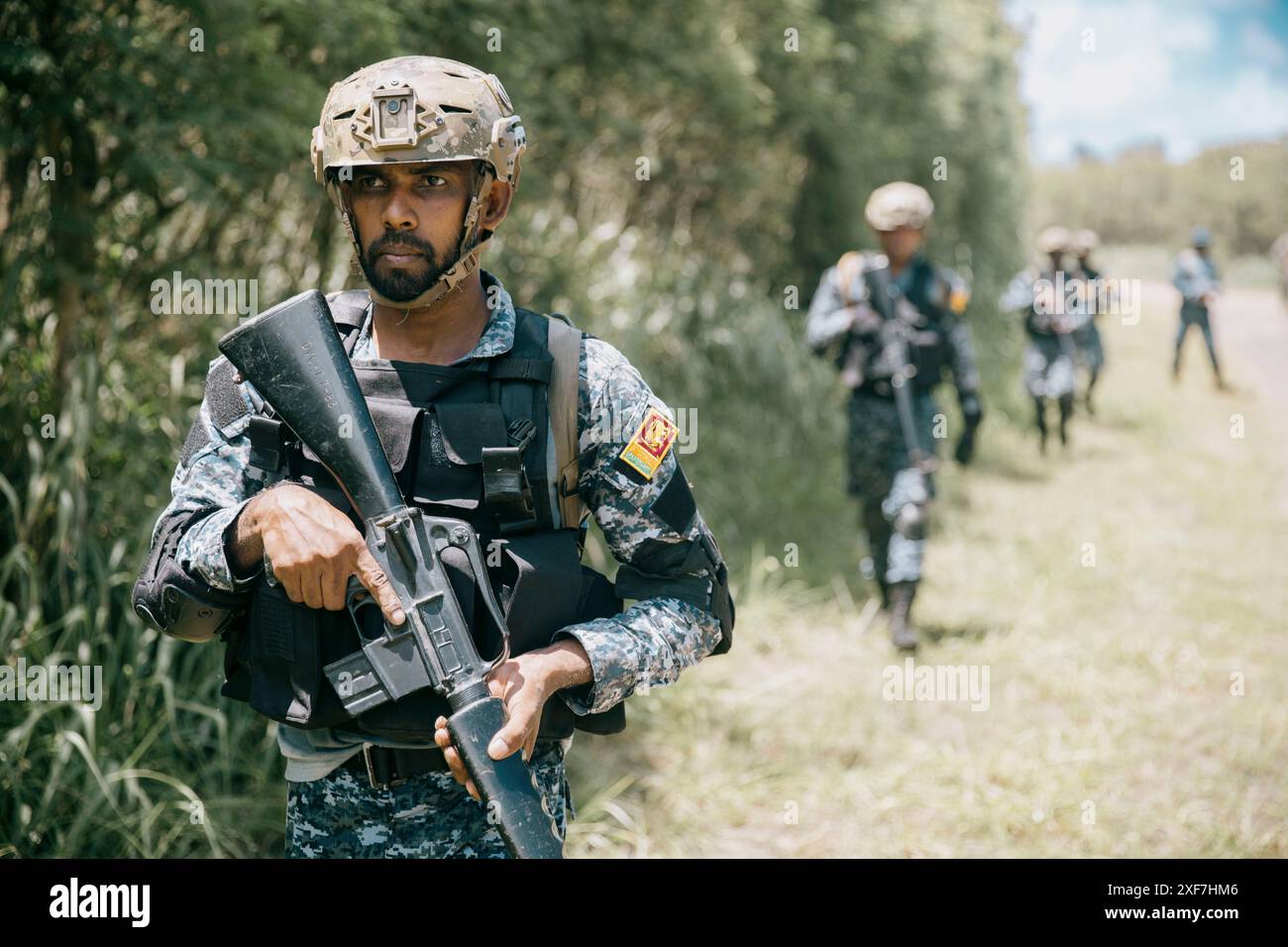 Les Marines du Sri Lanka patrouillent lors d'un exercice de navigation terrestre dans la zone d'entraînement du corps des Marines Bellows, Waimanalo, Hawaï, lors de l'exercice Rim of the Pacific (RIMPAC) 2024, juin 29. La formation à la navigation terrestre a été incluse dans le dossier d'application pratique des compétences militaires de base entre les forces partenaires axées sur le renforcement de l'interopérabilité. Vingt-neuf Nations, 40 navires de surface, trois sous-marins, 14 forces terrestres nationales, plus de 150 avions et 25 000 membres du personnel participent à l'archipel hawaïen et aux alentours, du 27 juin au 1er août. Le plus grand exercice maritime international au monde ; RIMP Banque D'Images