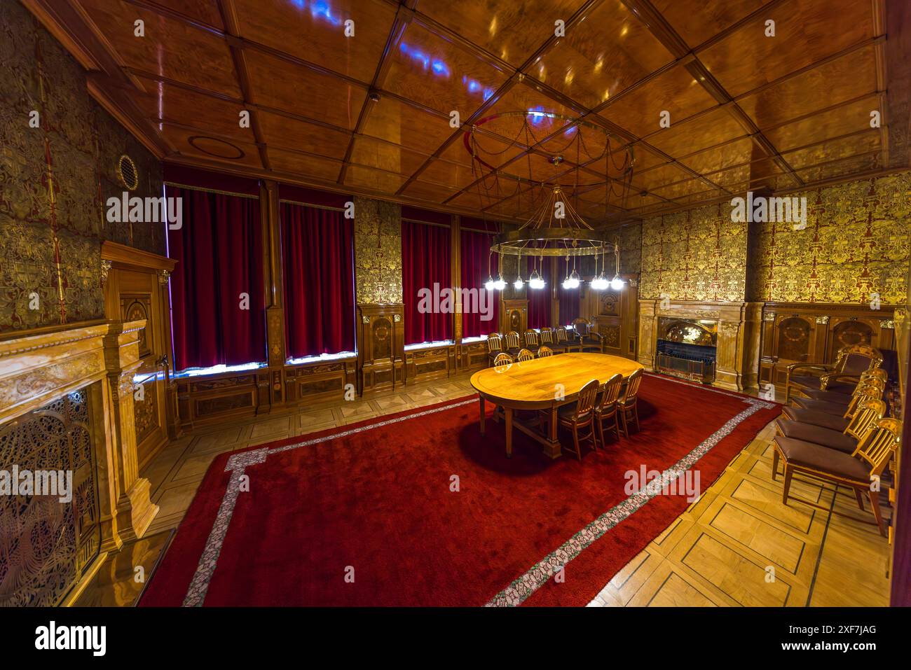 La Chambre d’or (également connue sous le nom de « Güldenkammer ») de l’hôtel de ville de Brême est encore utilisée aujourd’hui pour des occasions spéciales. Il a été construit à l'origine dans le Upper Hall en 1605. Son magnifique mobilier avec du papier peint en cuir doré, des vitraux et des meubles précieux en ont fait un lieu pour des réceptions cérémonielles et pour accueillir des invités de haut rang. Hôtel de ville de Brême (site du patrimoine mondial de l'UNESCO). À l'intérieur du grand hall se trouve le Güldenkammer, dont l'intérieur est décoré dans un style Art Nouveau. Il est utilisé pour les consultations de haut niveau. Brême, Allemagne Banque D'Images