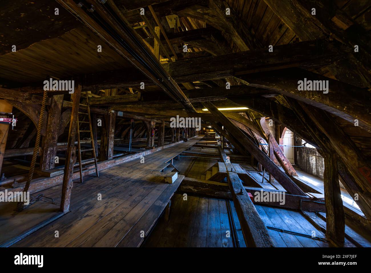 La ferme de toit de l'ancien hôtel de ville de Brême a une caractéristique structurelle particulière. L'une des deux structures indépendantes supporte le toit en cuivre et l'autre le plafond de la salle supérieure. De cette façon, les forces de traction qui chargeraient normalement la ferme de toit sont absorbées par le poids du plafond et réparties sur les parois extérieures. Cette solution d'ingénierie assure une stabilité et une longévité exceptionnelles de la ferme de toit historique. Brême, Allemagne Banque D'Images