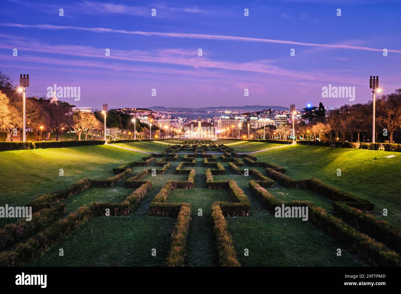 Vue de Lisbonne Marquis de la place Pombal vue depuis le parc Eduardo VII dans le crépuscule de la soirée. Lisbonne, Portugal Banque D'Images