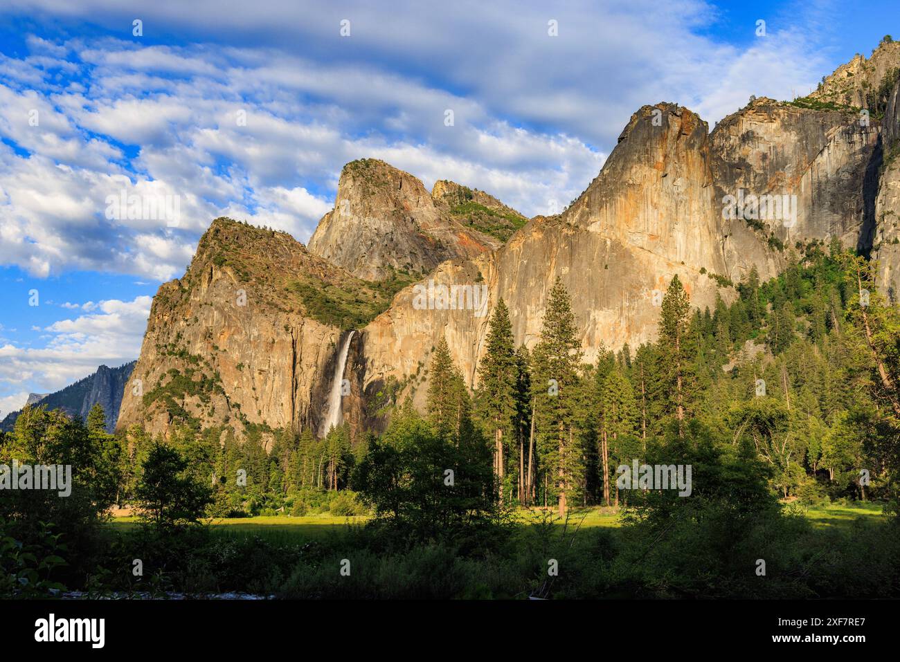 Bridalveil tombe de la région de Cathedral Rocks au sol de Yosemite Valley dans le parc national de Yosemite, comté de Mariposa, Californie, États-Unis. Banque D'Images