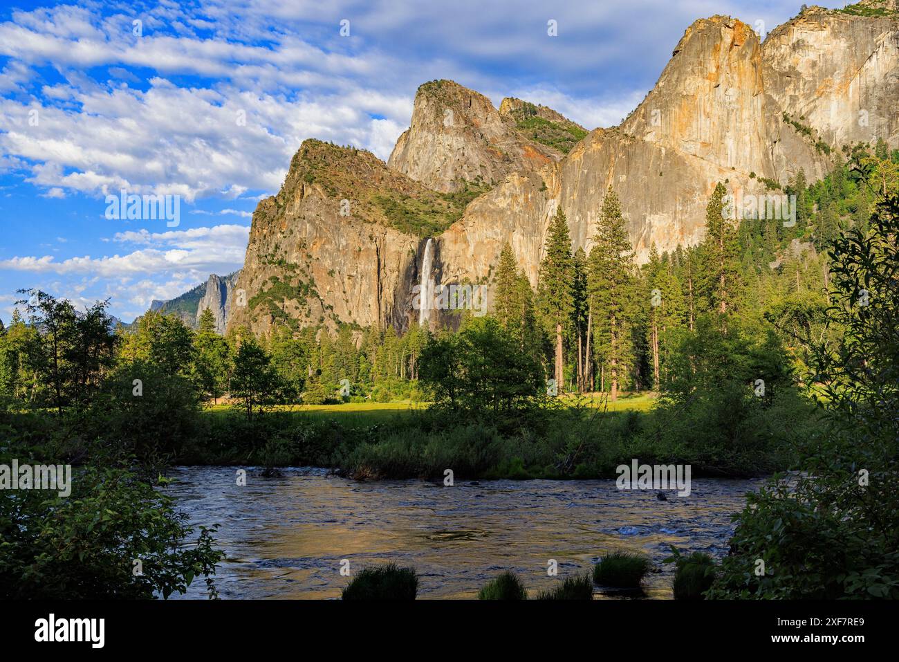 Bridalveil tombe de la région de Cathedral Rocks au sol de Yosemite Valley dans le parc national de Yosemite, comté de Mariposa, Californie, États-Unis. Banque D'Images