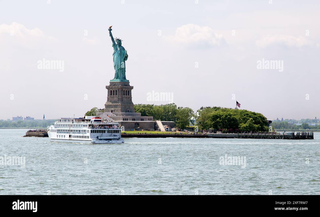 Vue générale de la Statue de la liberté dans le port de New York Banque D'Images